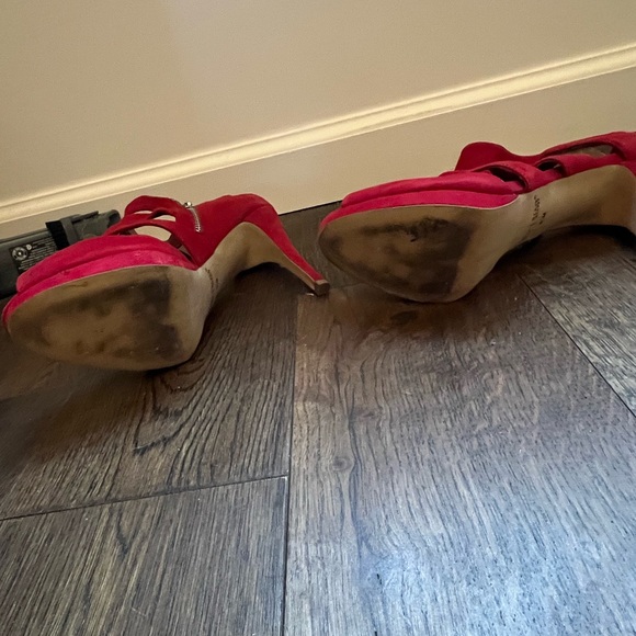 beautiful red suede open-toed booties with cutouts - Picture 8 of 9